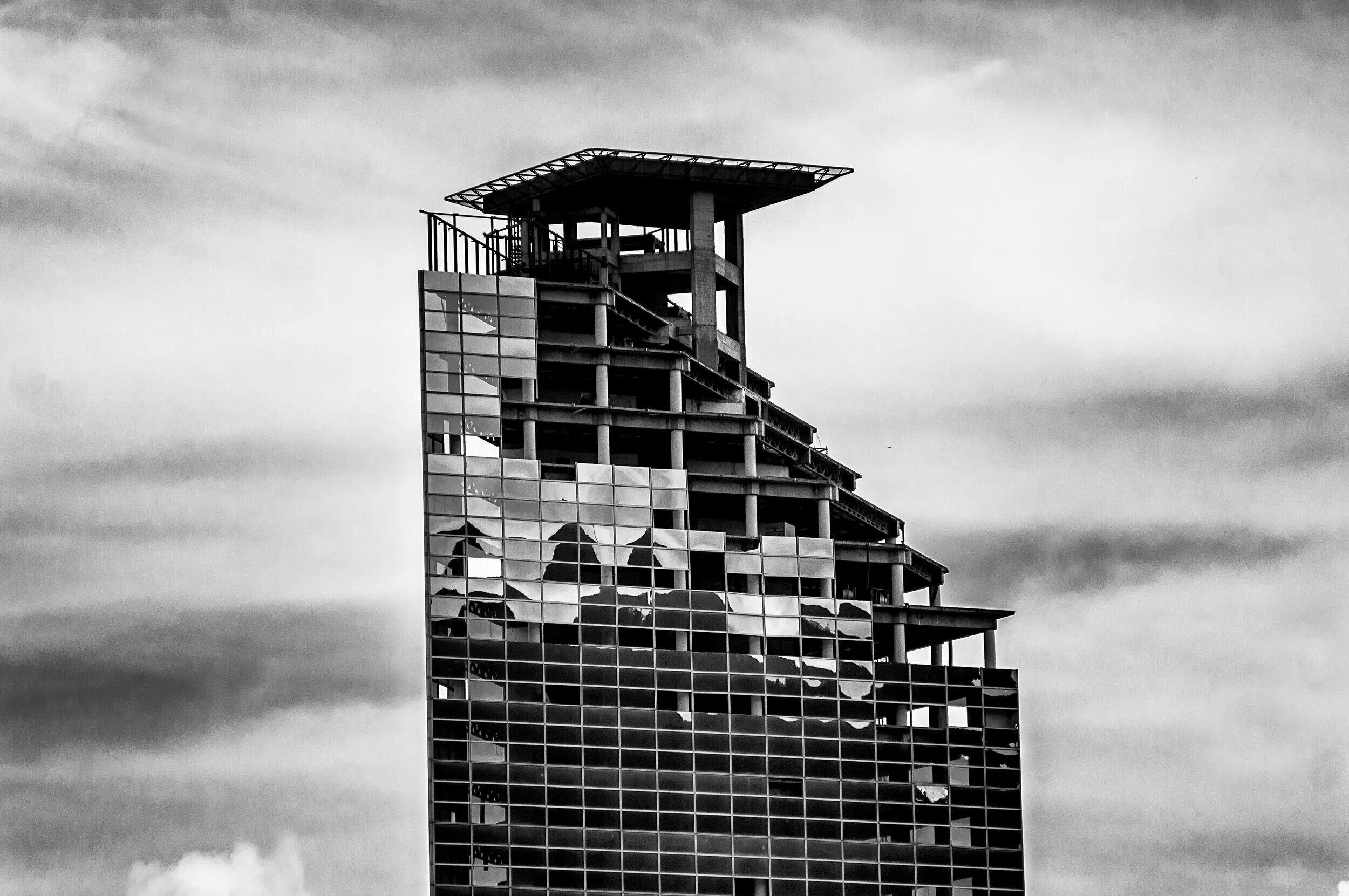 Заброшенный небоскреб. Каракас небоскреб Давида. Башня Давида Венесуэла. Башня Давида в Каракасе. Каракас недостроенный небоскреб.