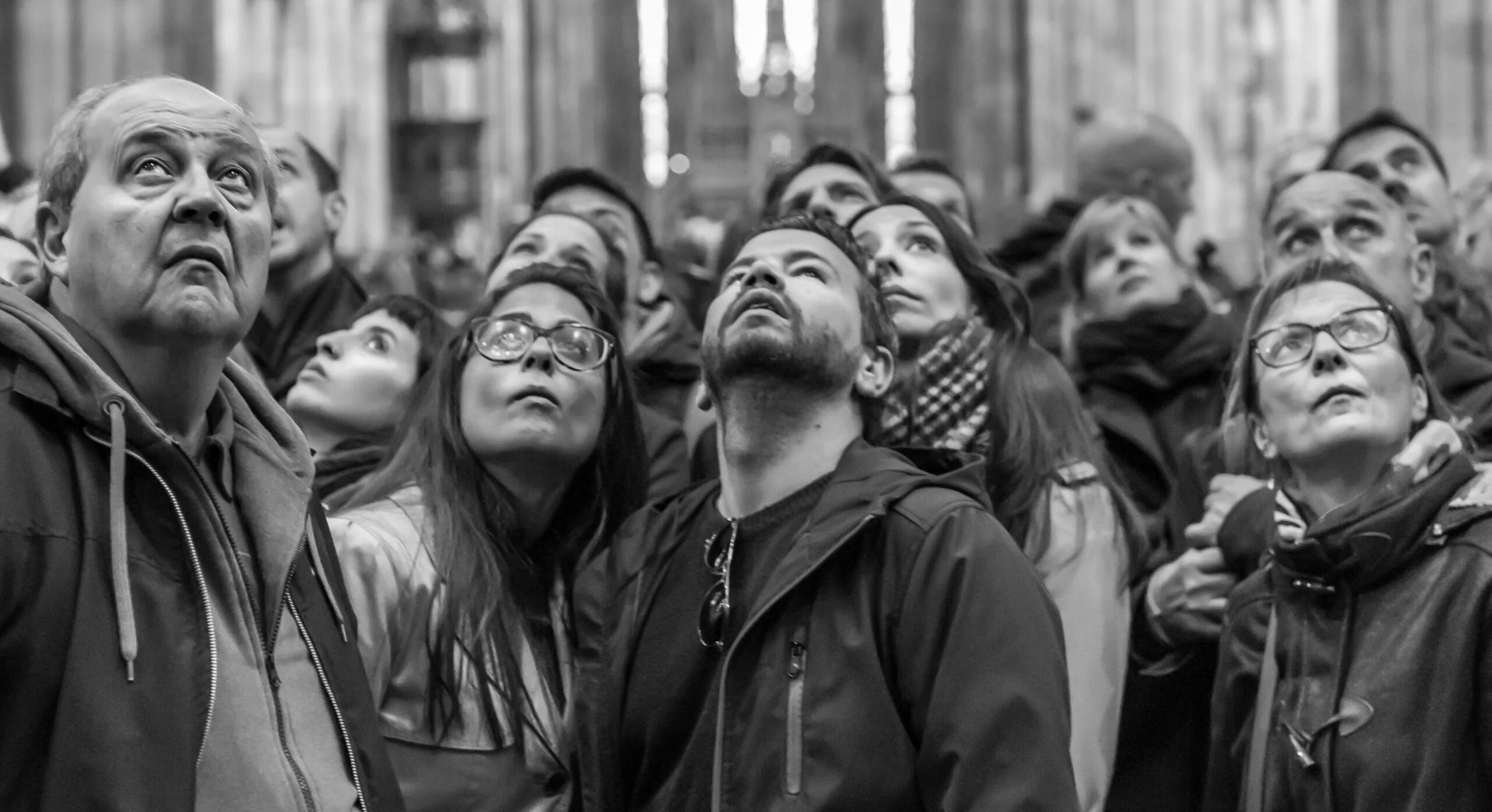 Человек на переднем плане. Радостные люди на улице. Унылая толпа. Современный город с людьми. Удивленные прохожие.