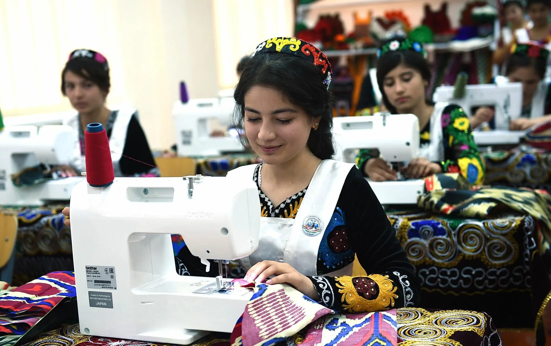 Jobs tajikistan. Крупная конференция мегафон. Швея таджичка. Гэс рогун таджикистан. Афганские таджики.