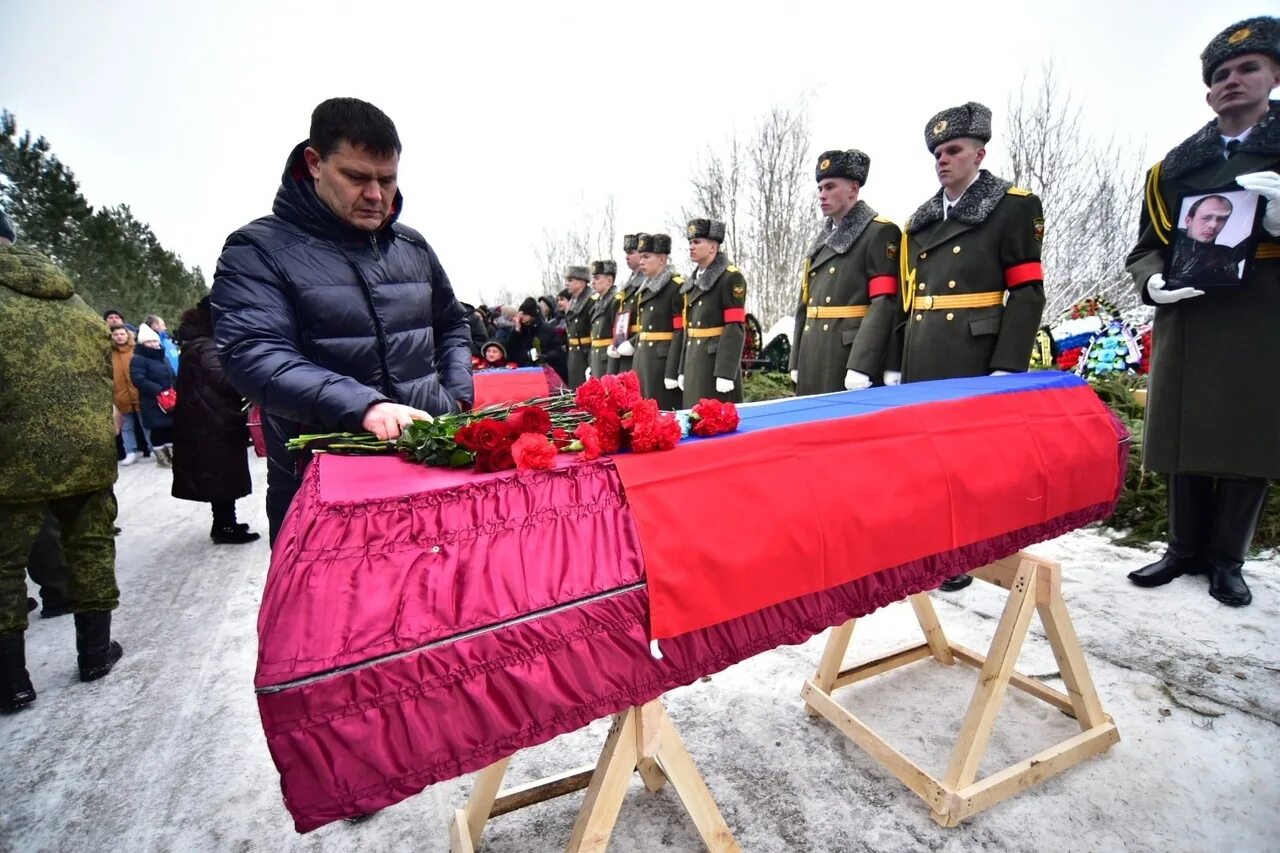 Погребение участника сво. Козицинское кладбище Вологда. Похороны с воинскими почестями. Похороны в Вологде солдата.