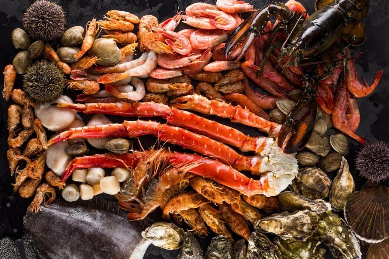 Морские деликатесы. Рыба и морепродукты. Ассорти морепродуктов. Свежие морепродукты.
