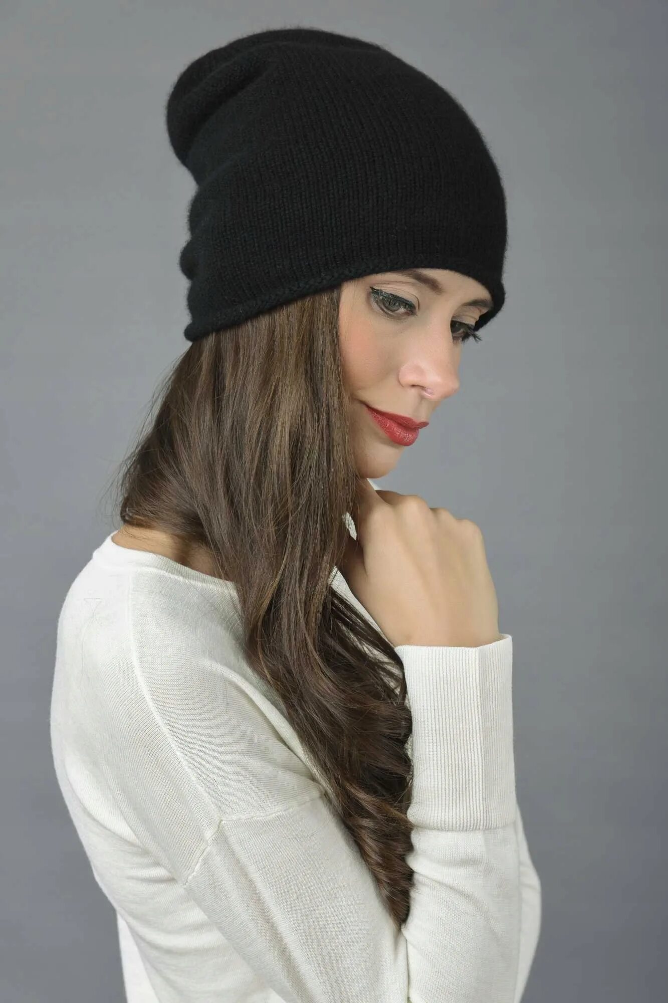 Удлиненная шапочка. Шапка Slouchy Beanie. Шапка Slouchy Running Beanie. Шапка бини Мешковатая. Шапка бини черная черная.