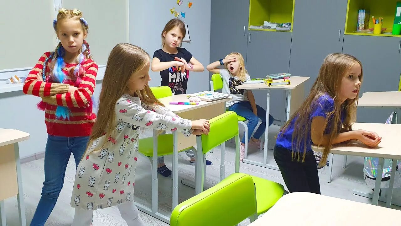 Новенькая девочка в школе. Новенький в классе. Two sisters Sobol школа. 2 Девочки и новенькая в школе. Two sisters school