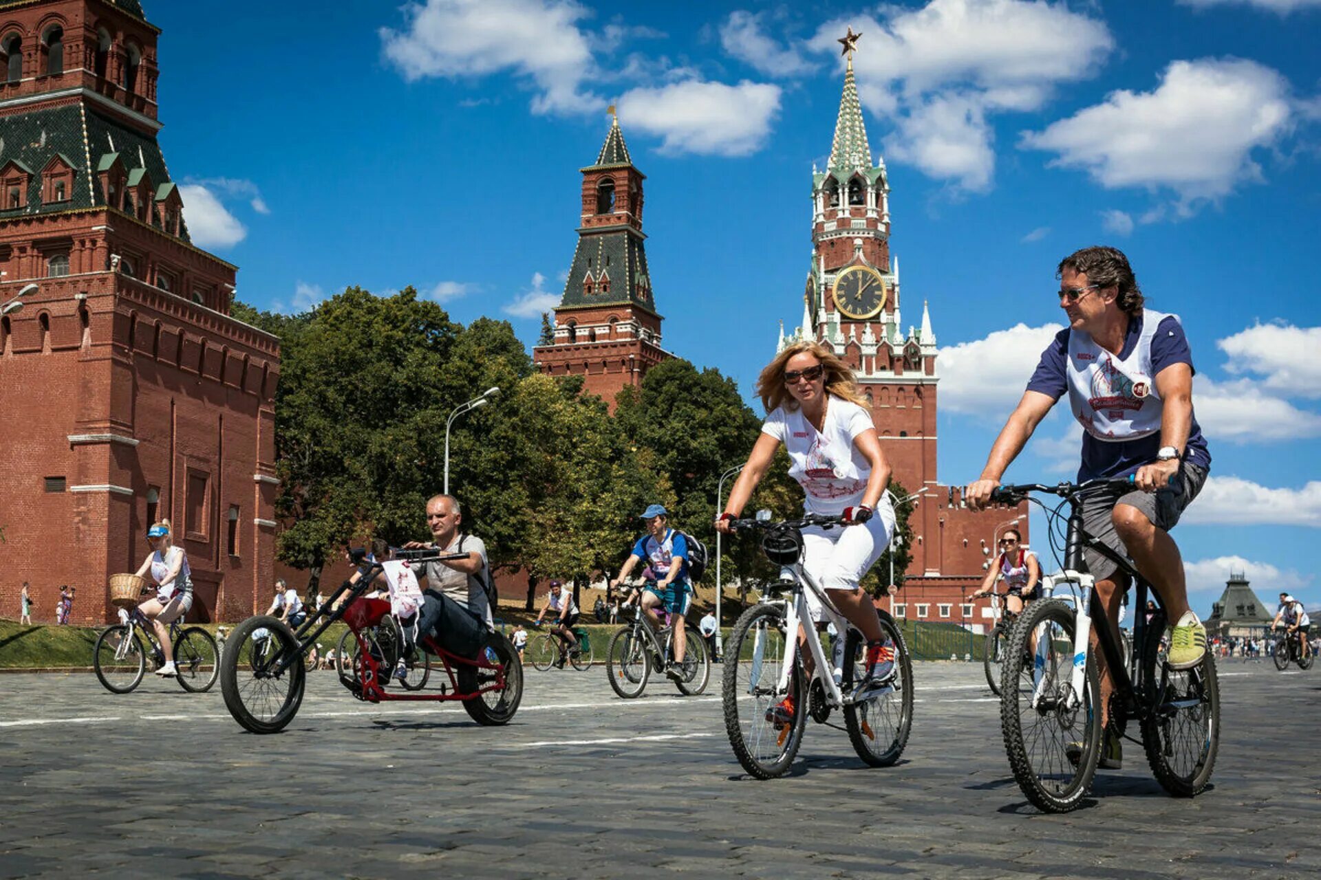 Где можно взять велосипед. Велосипедист в городе. Велосипедист Москва. Прогулка на велосипеде. Человек на велосипеде.