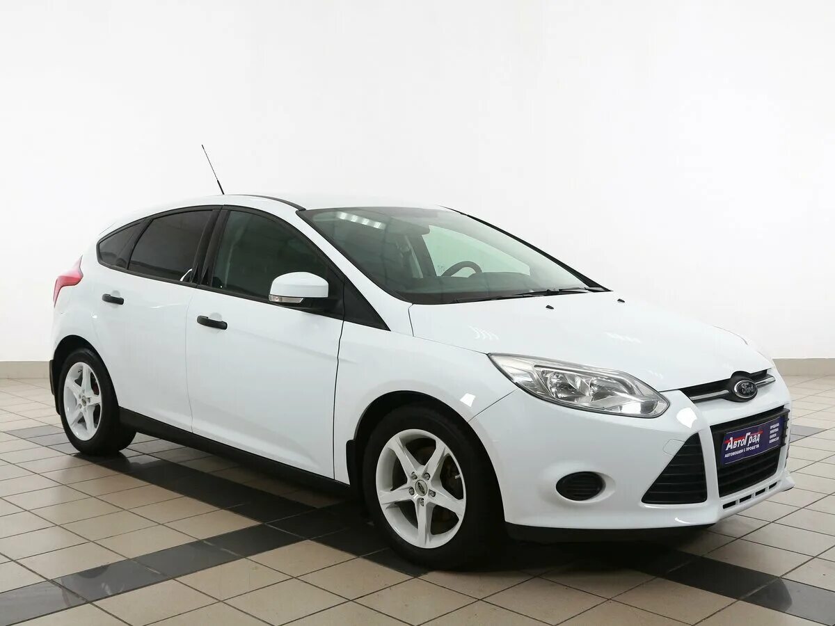 Купить форд фокус в ростовской. Ford Focus 2013. Ford Focus 3 2013 белый Хэтчбэк. Форд фокус 2013 хэтчбек. Форд фокус хэтчбек белый 2013.