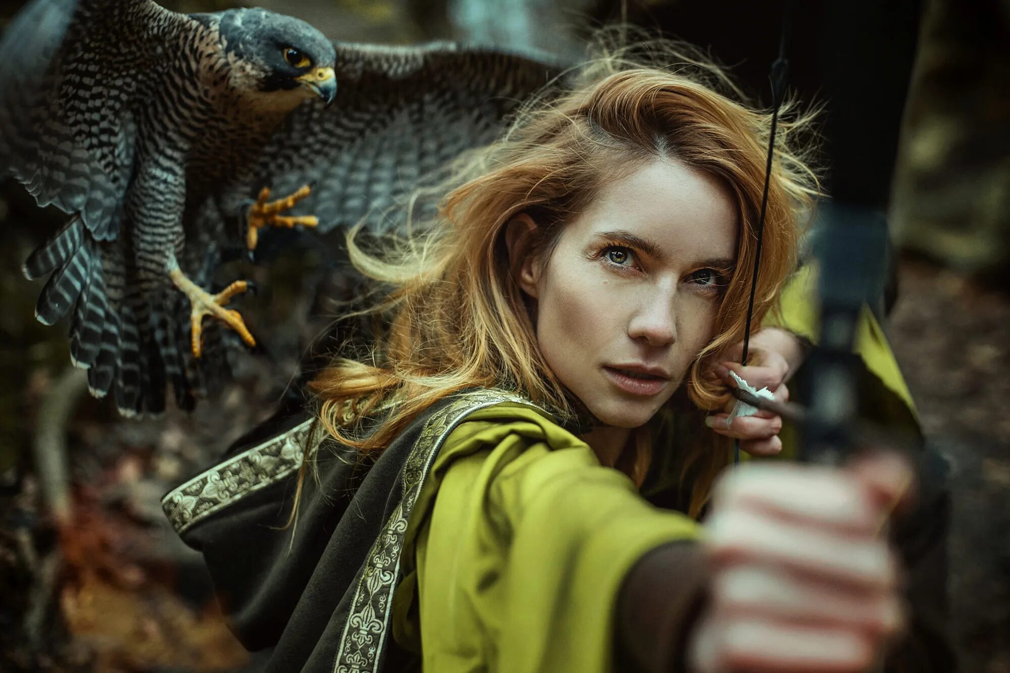 Фотосессия с соколом. Девочка сокола слушать. Девушка с птичкой. Девочка сокола слушать. Девочка сокола слушать.