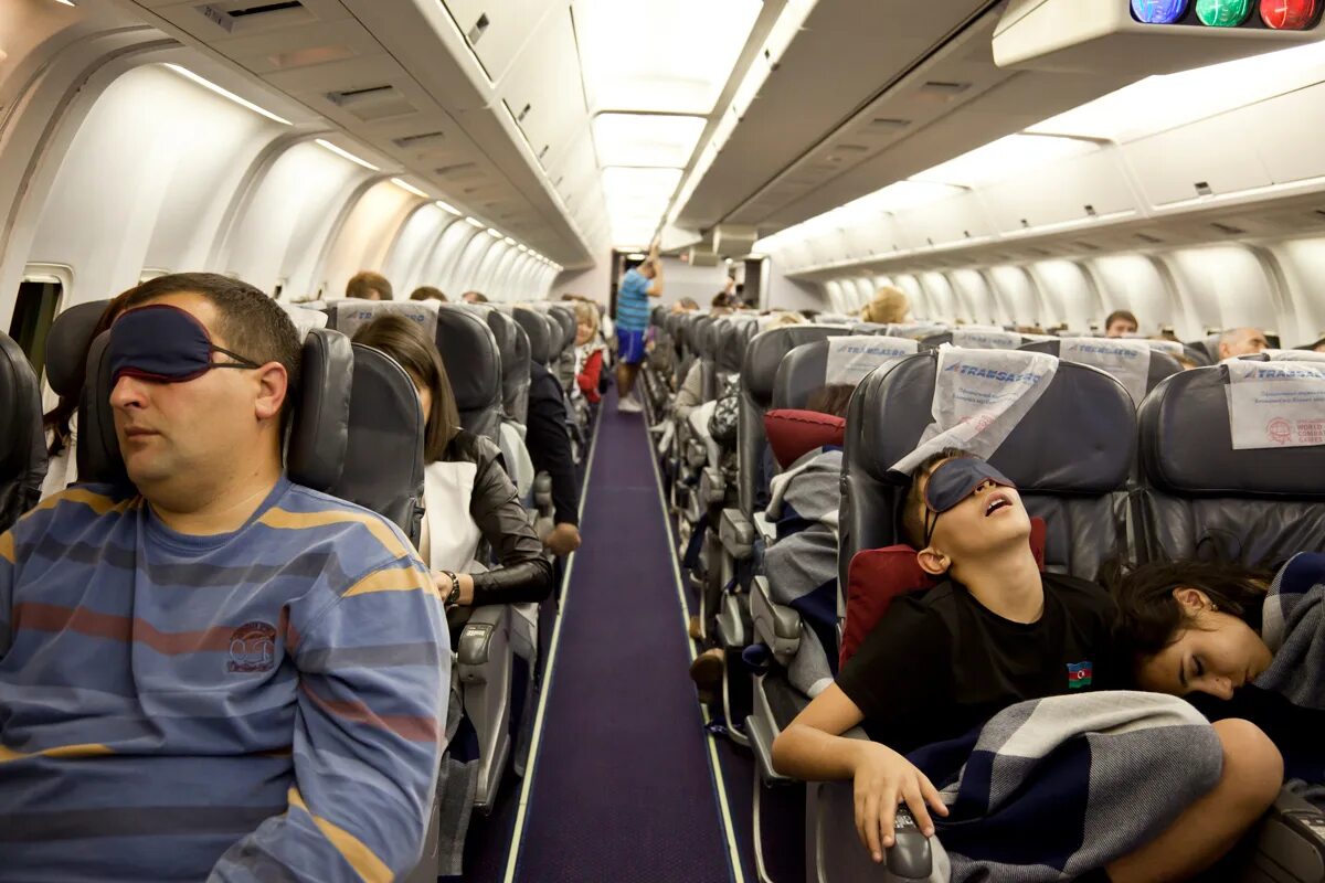 Пассажиры сколько минут. Самолет с пассажиром. Люди в самолете. Салон самолета с пассажирами. Салон самолета с людьми.