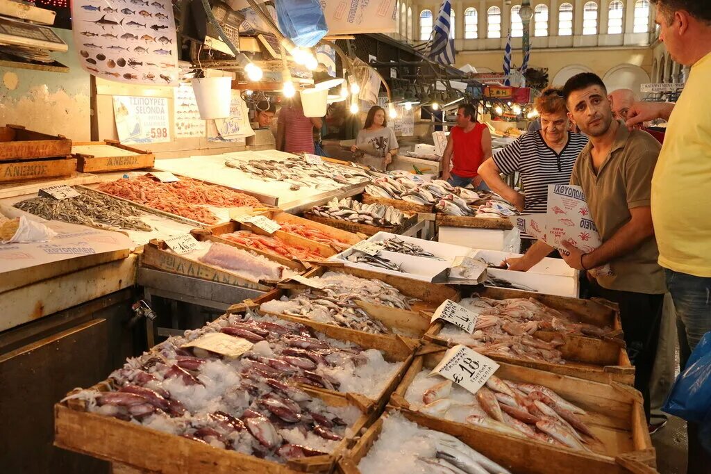 Купили на рынке рыбу. Рыбный рынок в Махачкале. Порто Гарибальди рыбный рынок. Рыбный рынок в Европе. Рыбный рынок Яффо.