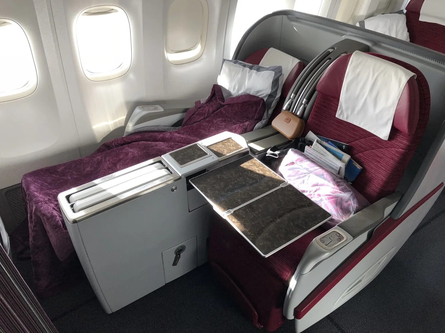 Boeing 777 бизнес класс. Qatar Airways 777-300er Business class. Qatar Airways 777 Business class. Боинг 777-300 бизнес класс. Боинг 777 бизнес класс.