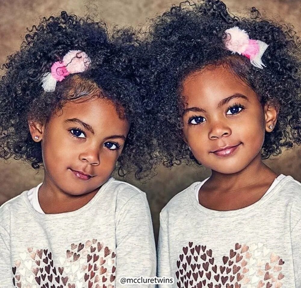 Две черные близняшки. Темнокожие Близнецы. Чернокожие близняшки. Близняшки афроамериканки. Мулаты двойняшки.