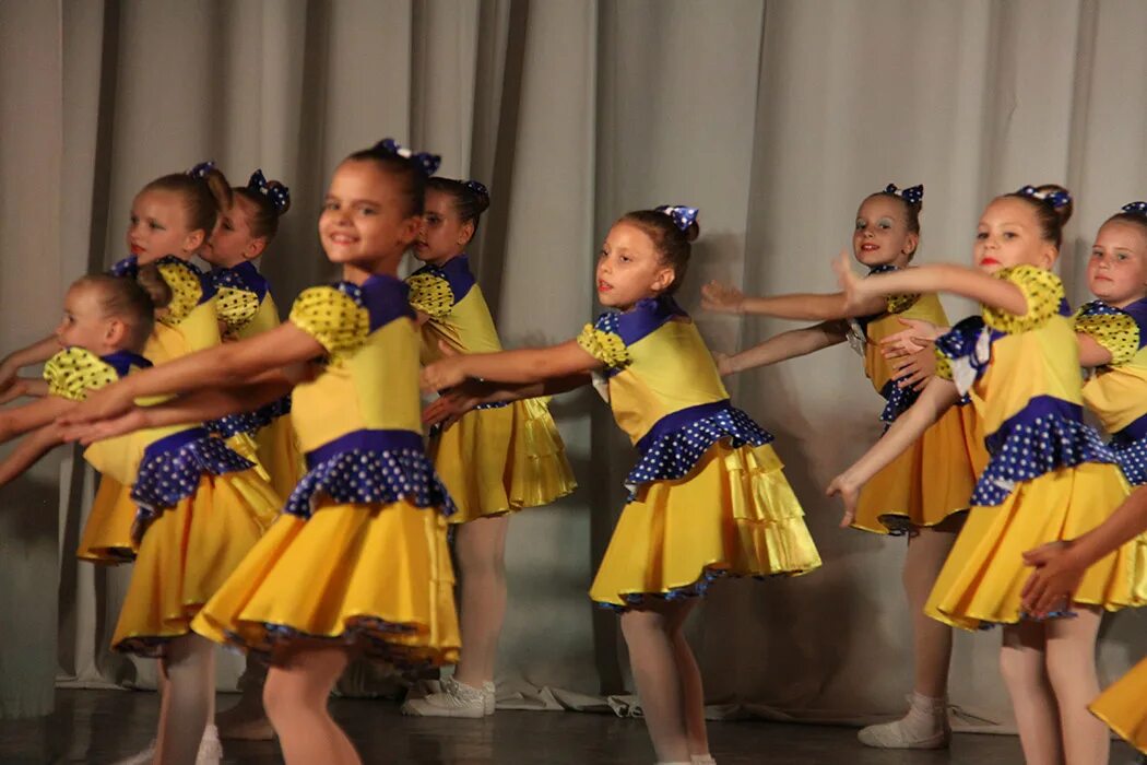 детский эстрадный танец. фляг фестивальные для детский сад. танец улыбок в детском саду. детские танцы. танец улыбок в детском саду.