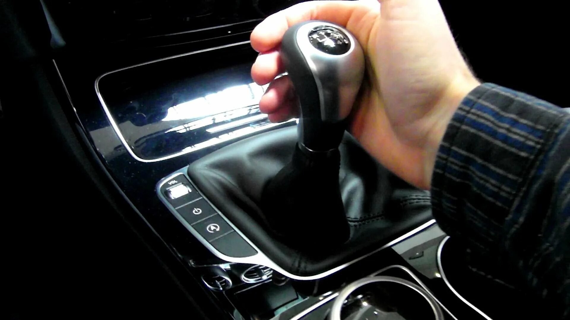 Тест драйв акпп. Mercedes c200 manual transmission. Mercedes c class с механической КПП 2016. Коробка передач. Коробка передач механика.