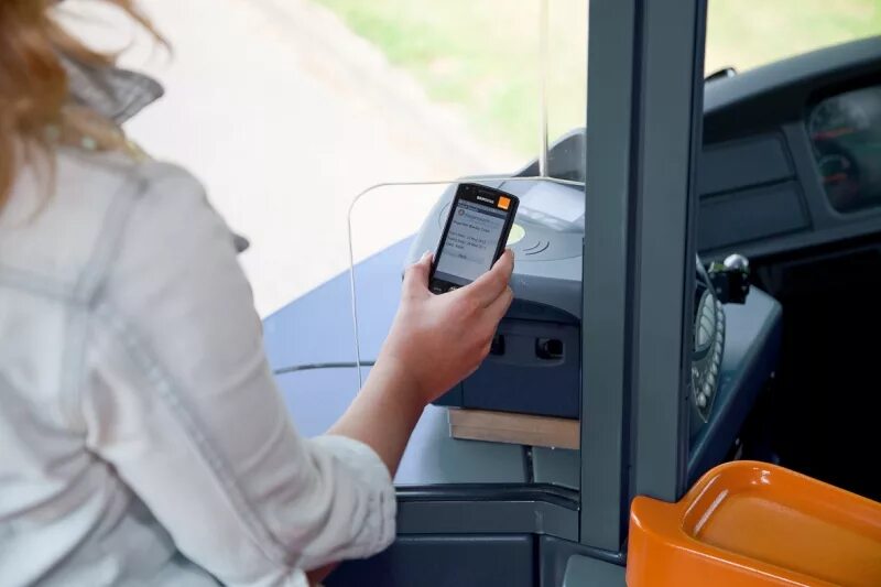 Массово доступной. NFC оплата в автобусах. Терминал в автобусе. Терминал в автобусе смартфоном. Оплата через переносной.