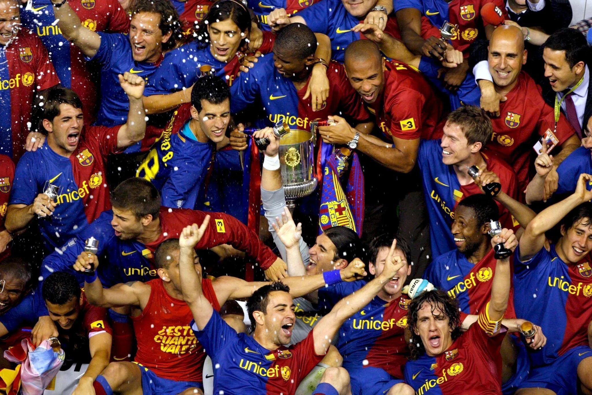 Самые сильные футбольные. ФК Барселона 2009-2010. Барселона ФК. Барселона 2009. Знаменитые клубы футбола.