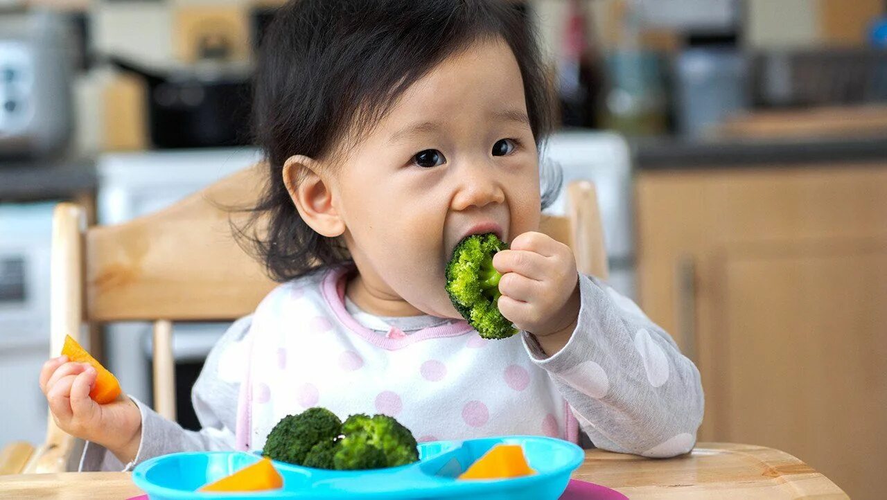 1 ребенок есть. Ребенок ест овощи. Малыш кушает овощи. Ребенок ест овощное блюдо. Eating ребенок.