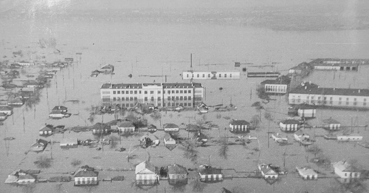 Какие улицы затопила в городе орске. Орск наводнение 1957 год. Наводнение в Орске в 1957. Разлив Урала 1942. Орск наводнение 1942 года.