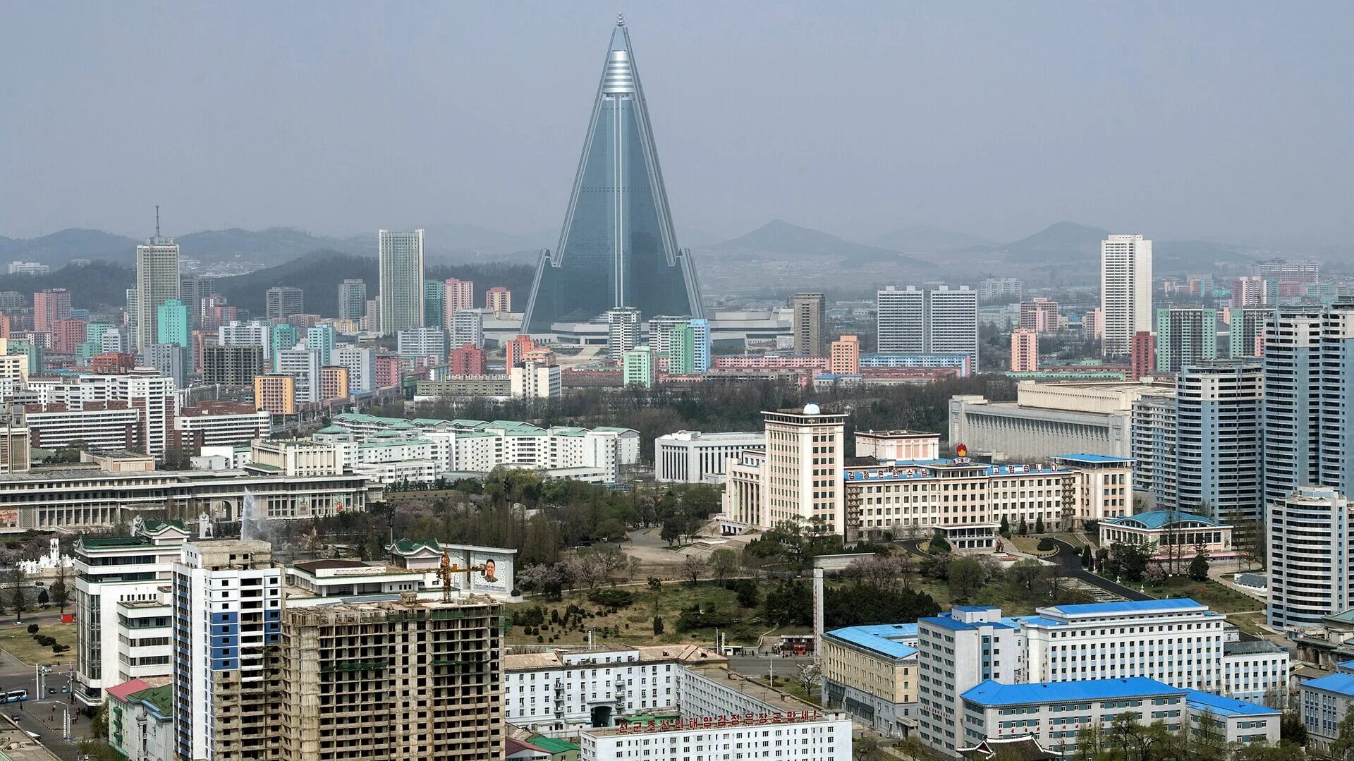 Столица северной кореи название столицы. Северная Корея Пхеньян. Северная Корея столица Пхеньян. КНДР столица Пхеньян. Ворота Тэдон Пхеньян.