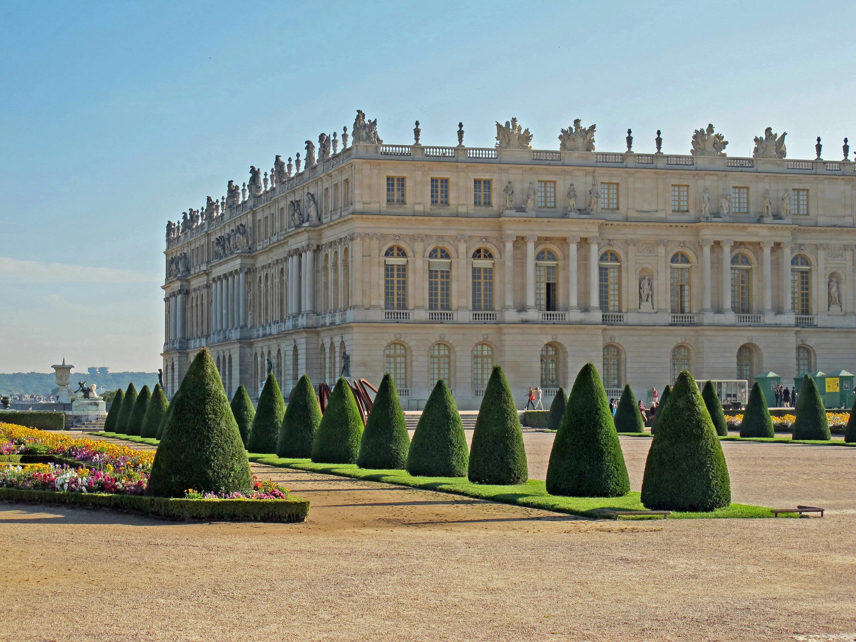 Версаль под. Версальский дворец дворцы Франции. Шато Версальского дворца. Замок Версаль Франция. Город Версаль Версаль кий дворец.