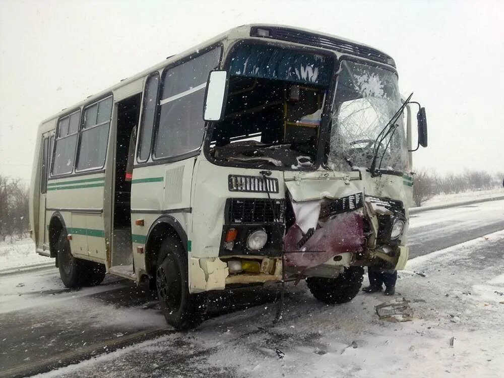Автобус разбили. ПАЗ 3205 разбитый. ПАЗ-3205 автобус ДТП зима. Сломанный ПАЗ.