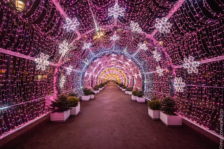 арбат москва 2022. никольская улица 2022. новогодние украшения в москве на улицах. тоннель на тверском бульваре 2022. центр украсили.