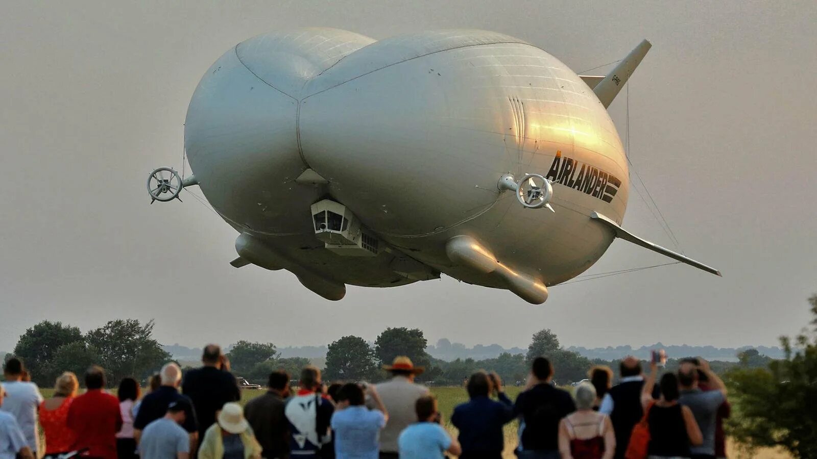 Airlander 10 — гибридный дирижабль. летать зад. летать зад. летать зад. Airlander 10 крушение.
