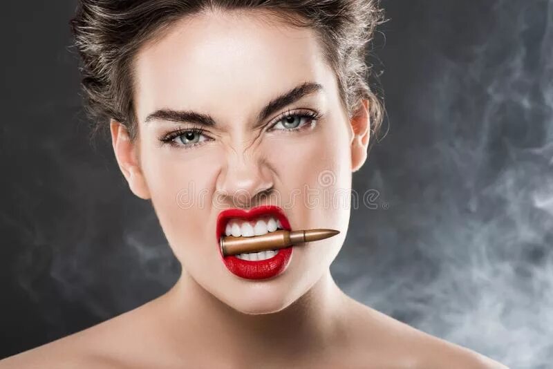 Девушка кричит. Кричащая девушка. Агрессивная девушка подросток. Гнев. Плохие отношения.