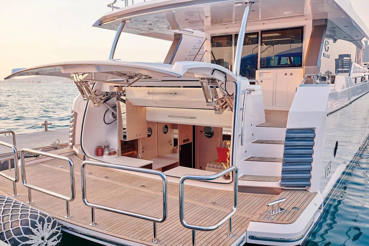 Leisure yacht. 5. Бар на яхте. 2. Лестница horizon series ti 52.