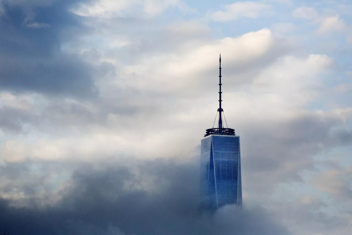 Шпиль небоскреба. One world observatory в нью-йорке. башня свободы нью-йорк шпиль. небоскребы в облаках.