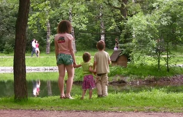 Красивая детская площадка. Детская площадка во дворе. Прогулки нагишом в лесопарке. Детский парк озерск. Дети в парке.
