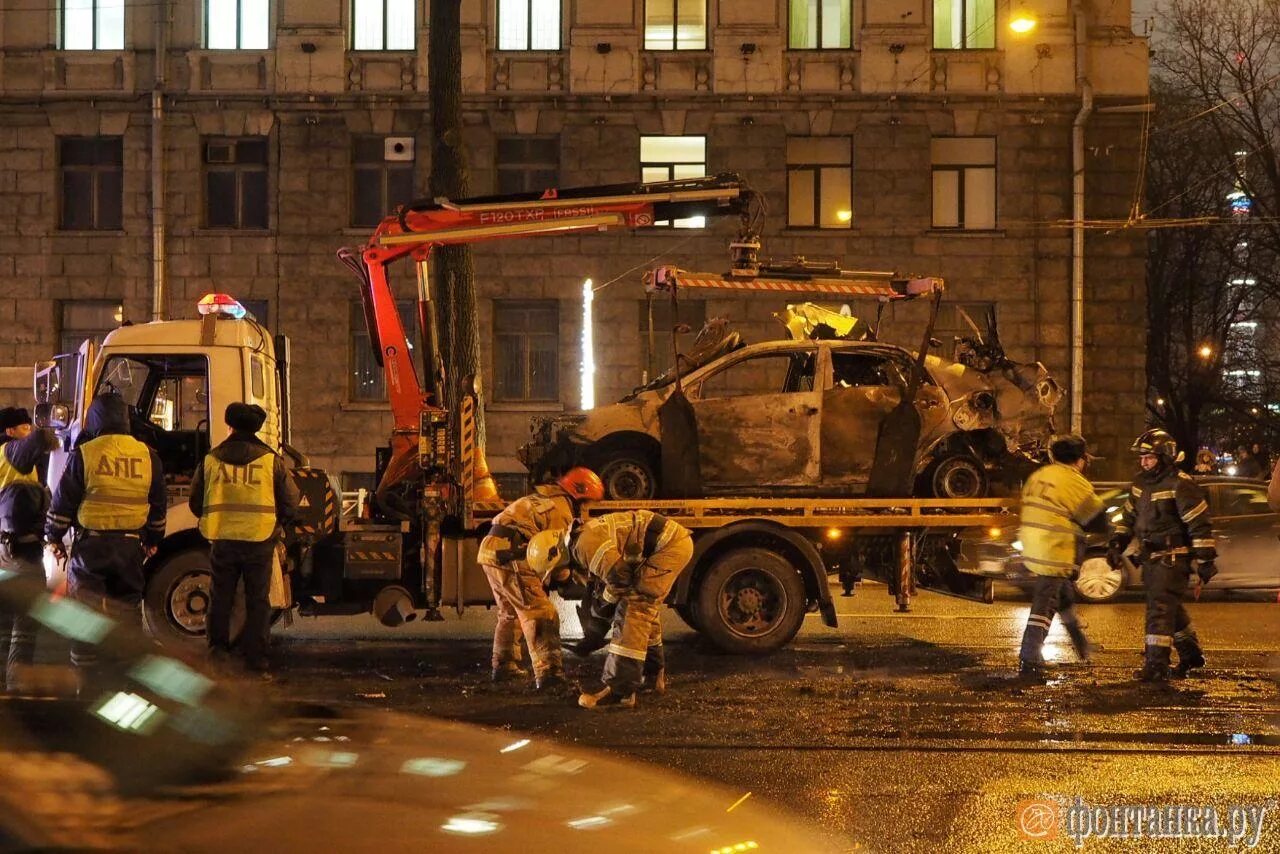 Санкт петербург что случилось сегодня. Взрыв машины в Санкт-Петербурге. Взорванный автомобиль в Питере.