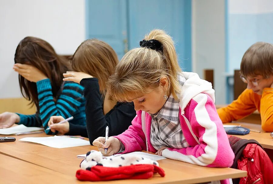 Списывает в школе. Картинка школа списывают. Школьник списывает. Дети списывают.