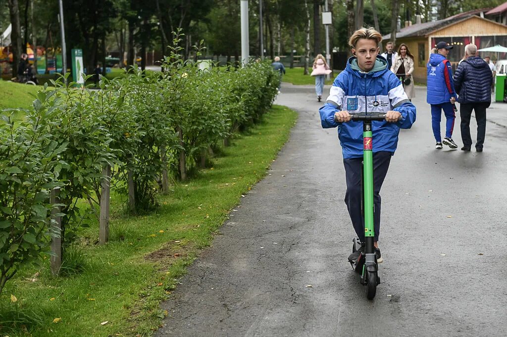 Городские электросамокаты. Электросамокаты парк. Электросамокаты Одинцово. Электросамокатах на парк культуры.