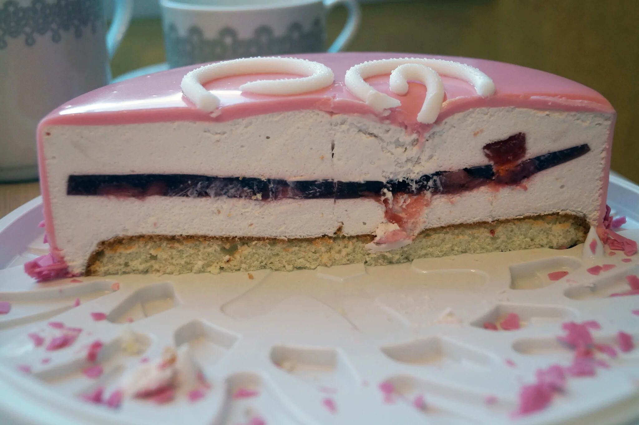 торт бисквитный с прослойкой из суфле. муссовый торт три шоколада. торты с муссовыми прослойками. бисквитно муссовый торт. торт с муссовой прослойкой и кремом.