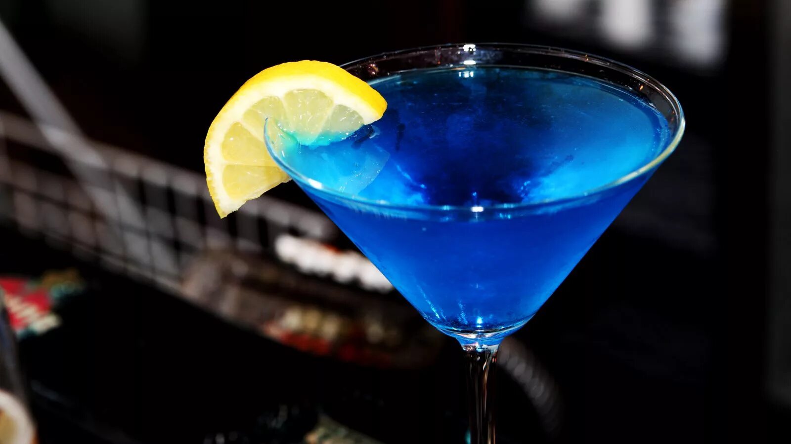 Голуба лагуна коктейль. Голубая лагуна коктейль. голубая лагуна коктейль на черном фоне. голубая лагуна коктейль фото. коктейль голубая лагуна на фоне моря.