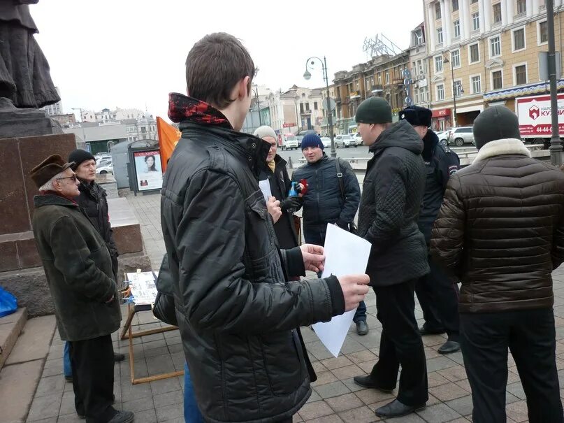 Оптимистка в штатском. В штатском. Сотрудник в штатском. Опера в штатском.