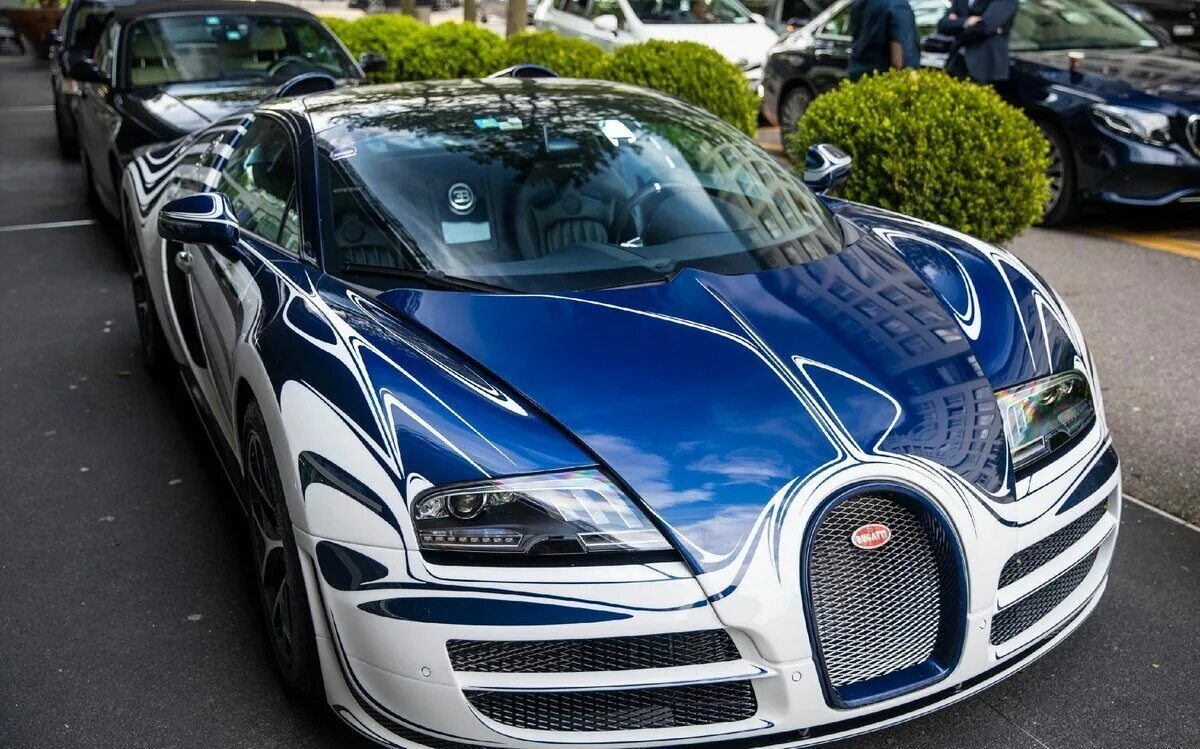 Покажи бугатти. Бугатти Вейрон. Bugatti Veyron 16.4 Grand Sport Vitesse. Bugatti Veyron 16.4 super Sport 2010. Бугатти Вейрон 2019.