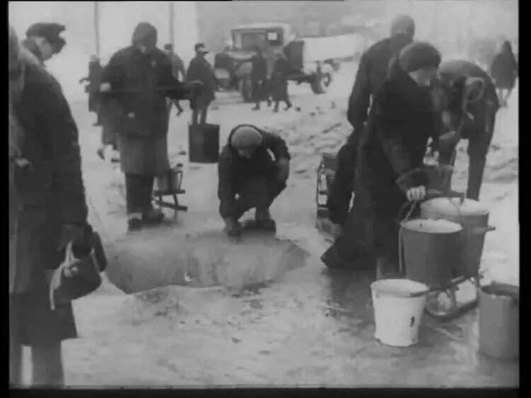 Взять в блокаду. Вода из проруби блокадный Ленинград. Блокада Ленинграда за водой. Блокада Ленинграда прорубь.