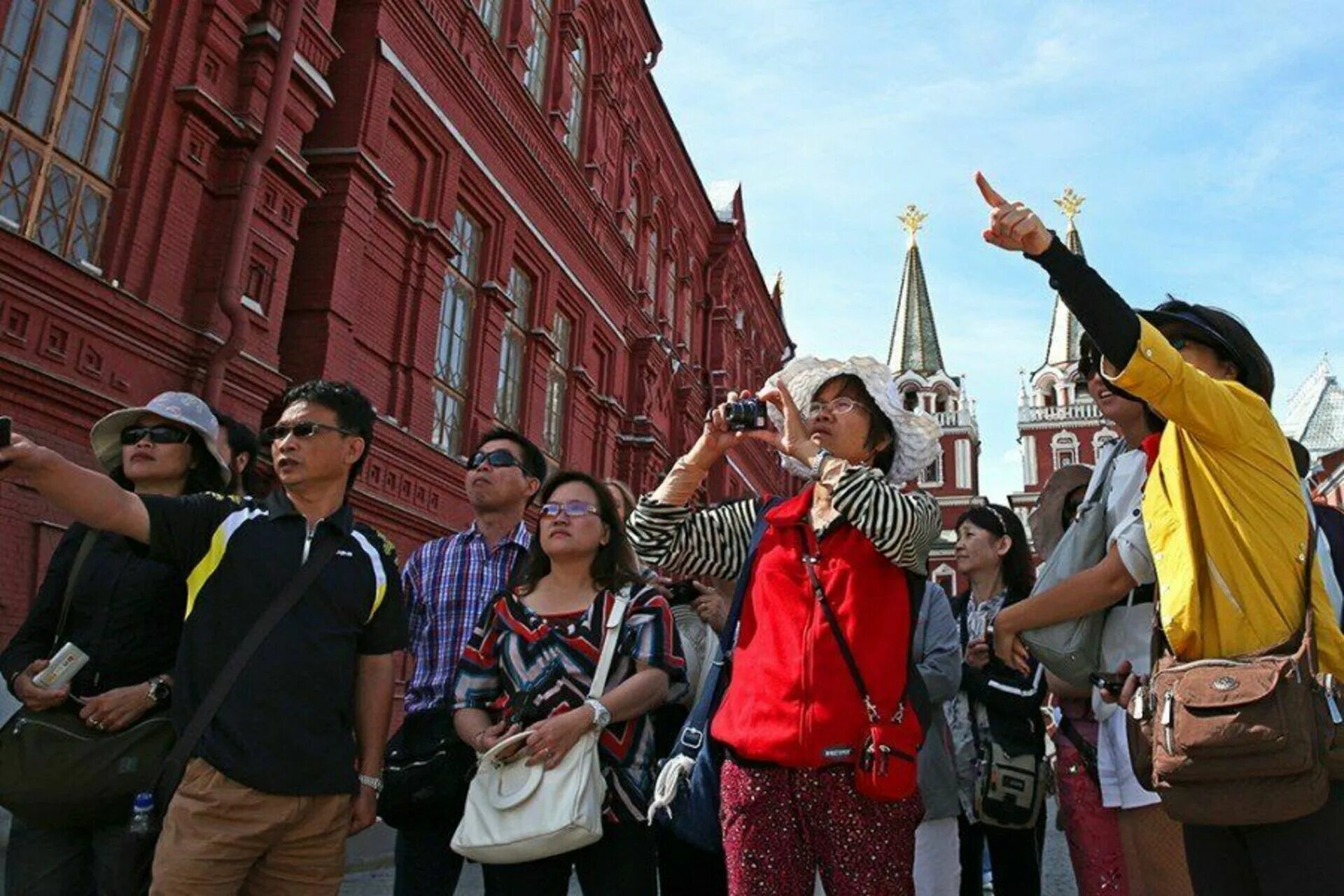 Туристы в Москве. Иностранные туристы. Иностранные туристы в России. Иностранцы в России.