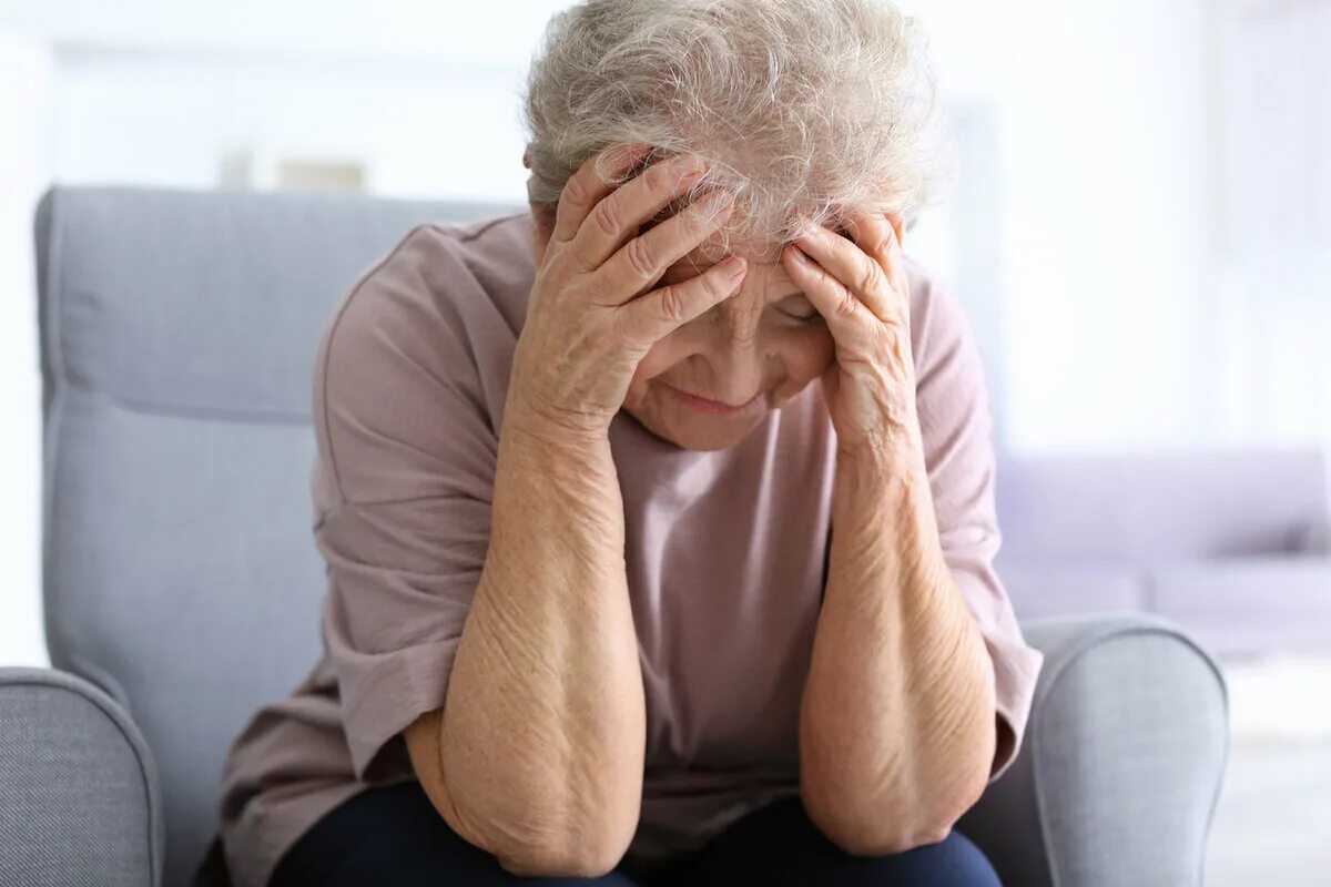 Пенсионерка страдает. Стресс у пожилых. Пенсионерка плачет. Пожилая женщина стресс. Пожилая женщина плачет.