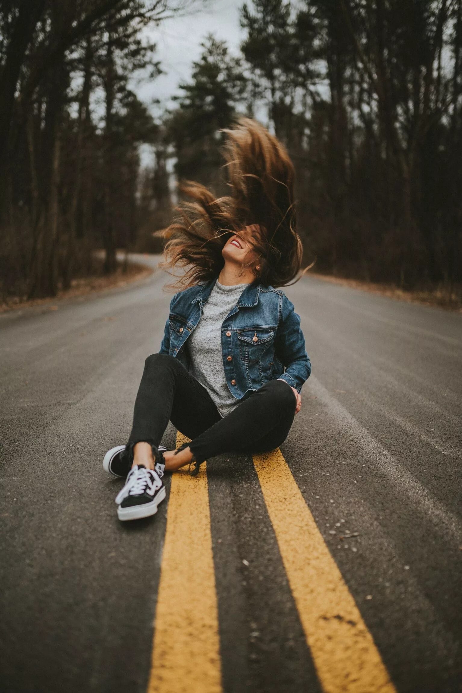 Фотки девушек без. Фотосессия на дороге девушки. Девочка на дороге. Девушка сидит на дороге. Девушка сидитнадароге.