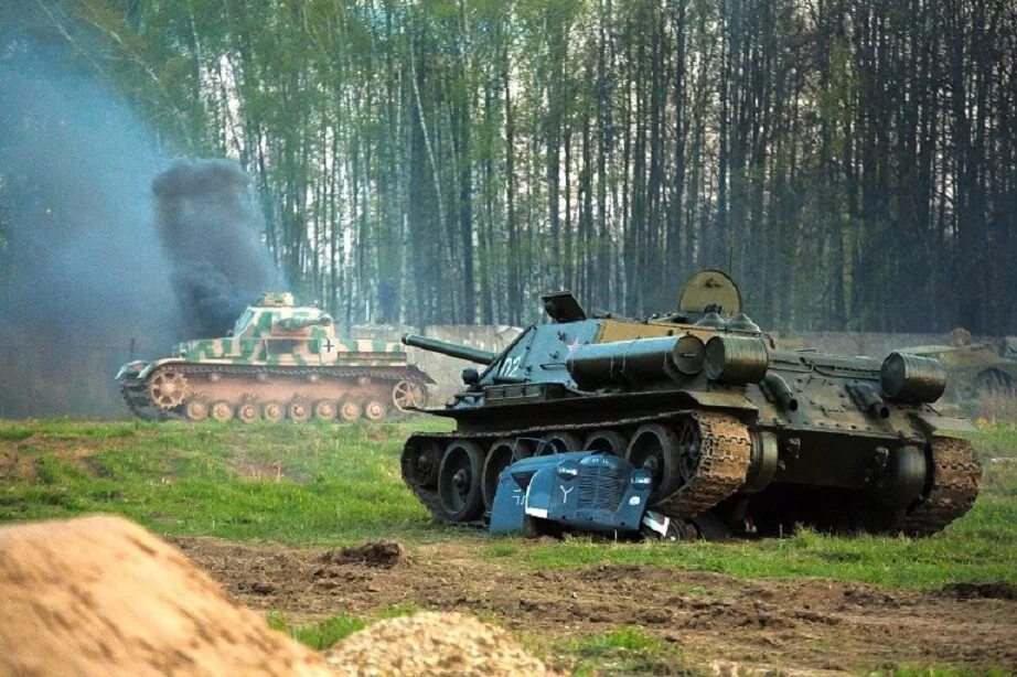 Подвиг кв-1 колобанов. Танк реальный. Танки давят машины. Настоящие танки видео. Танк раздавил машину.