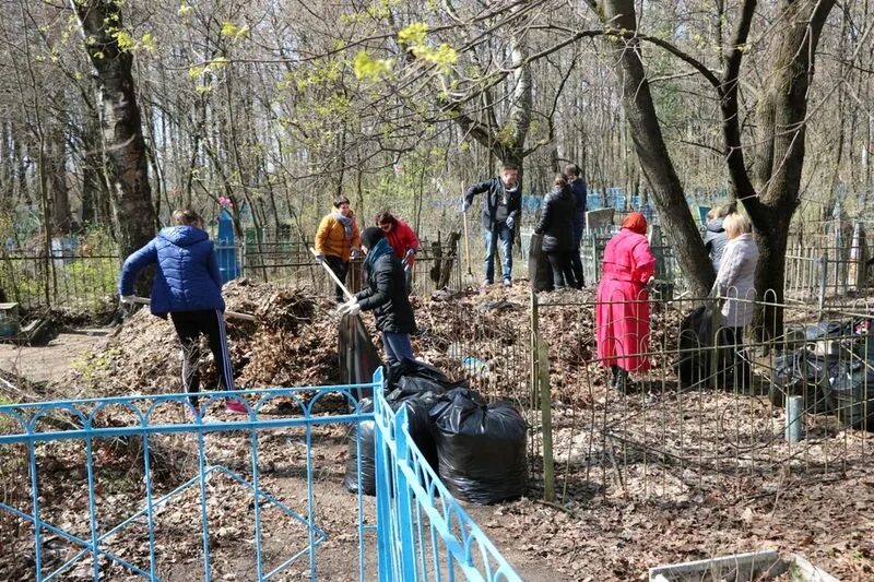 Уборка территорий на кладбище. Убраться на кладбище. Уборка территорий кладбищ. Уборка территорий кладбищ. Субботник в храме к пасхе.