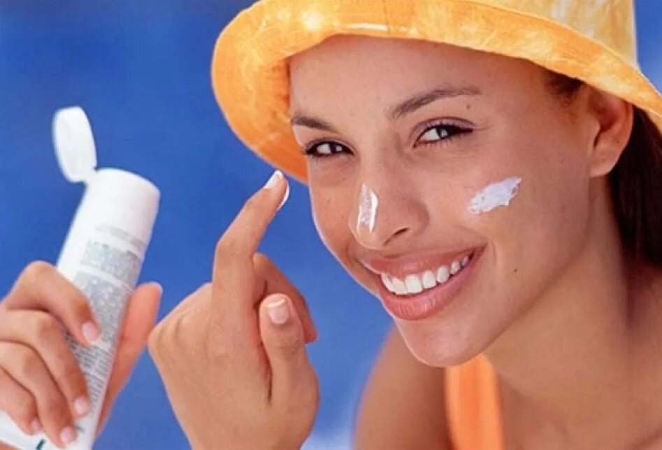 Солнцезащитные крема нанесение. Нанесение крема для загара. Защита кожи. Крем для лица.