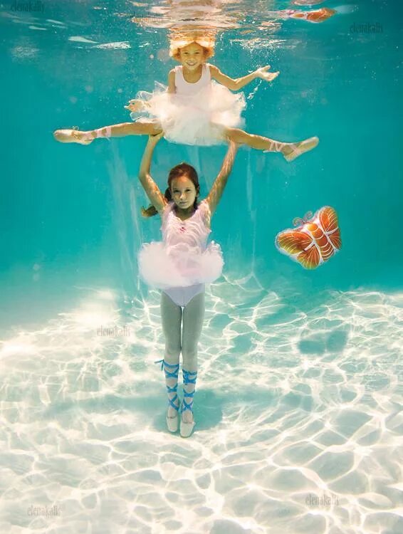 Маленькие девочки под водой. Маленькие девочки под водой. Ребенок под водой. Фотограф зена холлоуэй дети под водой. Малыш под водой.