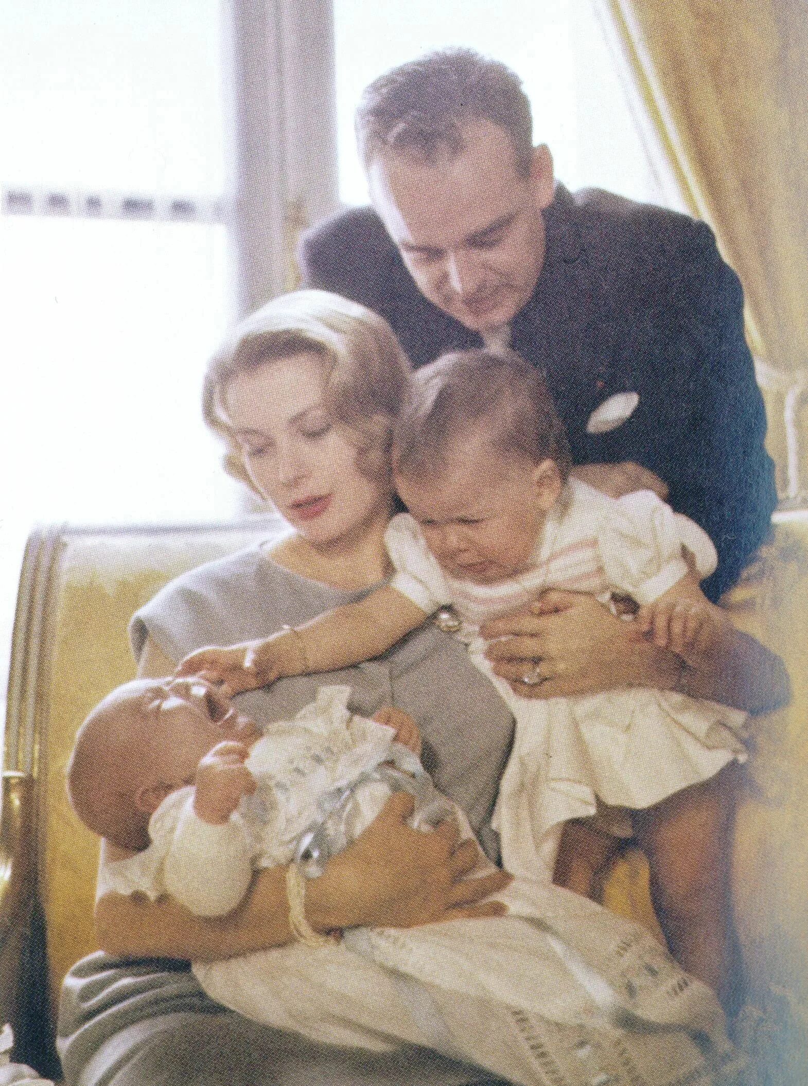 Дети грейс келли. Грейс Келли с детьми. Дети Грейс Келли и принца Ренье. Дети принцессы Монако Грейс Келли. Княгиня Монако Грейс.