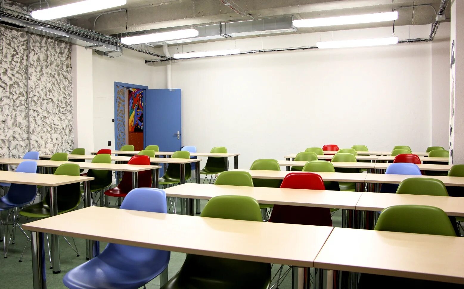 школа стартапов. наклейка для частной школы. изучение бизнеса в школе. современный класс. Business school аудитории.