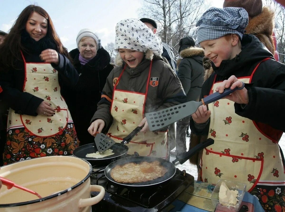 Печь блины. Масленица блины пекут на улице. Жарка блинов. Печём на Масленицу блиныбезопастно.