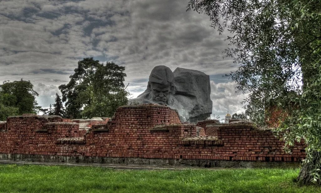 Брестская крепость памятник ворота. Брест мемориальный комплекс. Крепость герой Брест. Мемориальный комплекс защитникам Брестской крепости. Брест.. Брест дата