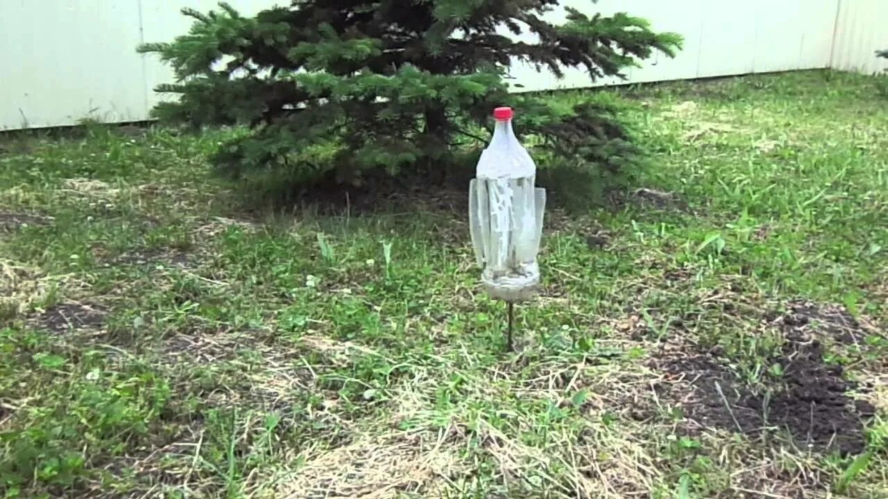 Вертушка от кротов. Вертушки из бутылок пластиковых для сада. Отпугиватель от кротов из пластиковой бутылки. Вертушка из бутылок в сад. Пластиковая бутылка от кротов