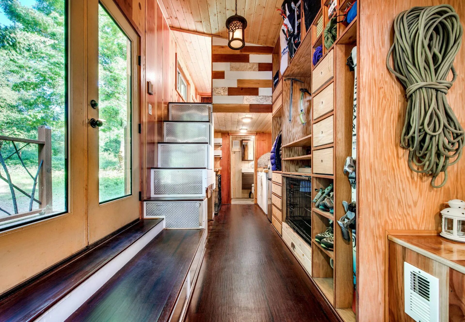 Функциональный дом. Tiny house изнутри. тини хаус интерьер. tiny house планировки. небольшой но функциональный дом.